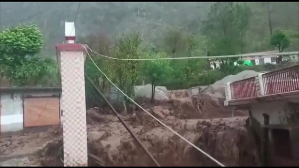 बादल फटने से पहाड़ी इलाके में बने घरों को काफी नुकसान हुआ है। (कुमराड़ा उत्तरकाशी)