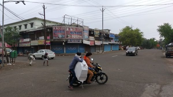 दोपहर में शहर में बूंदाबांदी हुई।