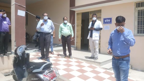 वैक्सीनेशन सेन्टर पर मौजूद अधिकारी