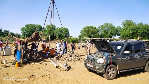 गांव वाले अपने स्तर से बच्चे को निकालने के प्रयास में जुट रहे।