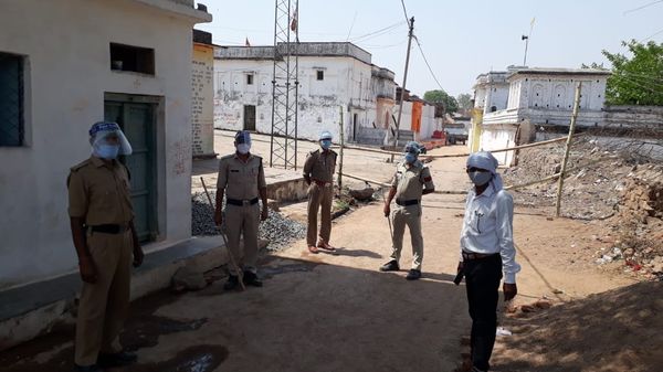 गांव के रास्तों को सील कर पुलिस बल तैनात किया गया।