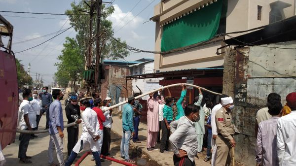 आग बुझाने की मशक्कत करते हुए।