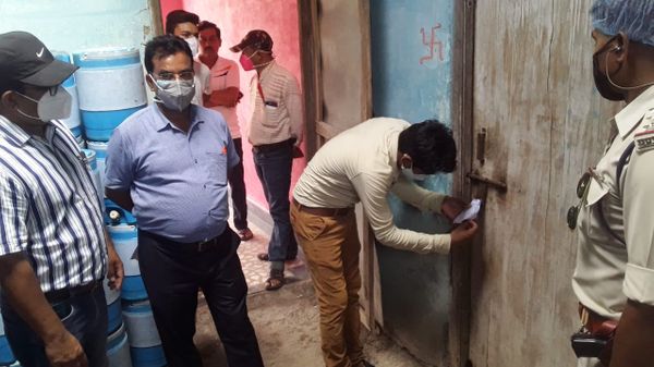 कार्रवाई कर प्लांट के कमरे को सील किया गया।