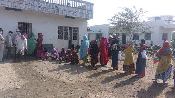 कटूम्बी गांव में लाॅकडाउन से भूखमरी के हालात हैं। लोगों को पता चला कि राशन का गेहूं बंटेगा तो लोग दुकान पर लाइन लगाकर इंतजार करने लगे।