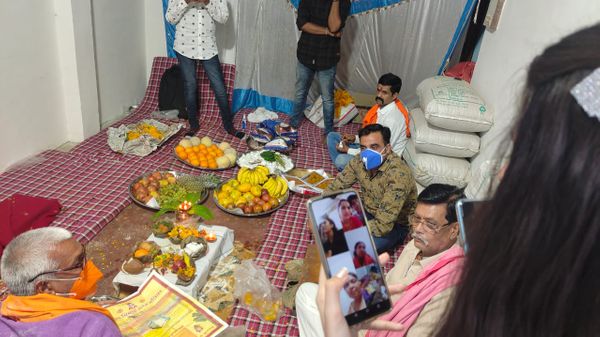 भाई के सगाई कार्यक्रम में वीडियो कॉलिंग से शामिल हुईं बहनें।