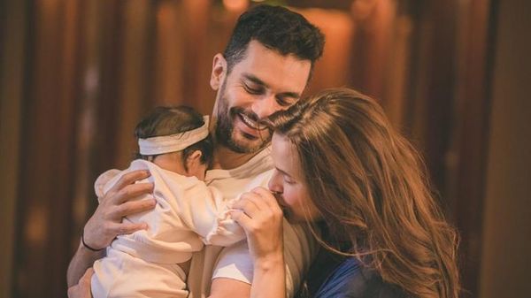 From Anushka-Virat to Kareena-Saif, these Bollywood celebs like to keep kids away from the media and limelight | अनुष्का-विराट से लेकर करीना-सैफ तक, बच्चों को मीडिया की नजरों और लाइमलाइट से दूर रखना पसंद करते हैं ये बॉलीवुड सेलेब्स 7 From Anushka-Virat to Kareena-Saif, these Bollywood celebs like to keep kids away from the media and limelight | अनुष्का-विराट से लेकर करीना-सैफ तक, बच्चों को मीडिया की नजरों और लाइमलाइट से दूर रखना पसंद करते हैं ये बॉलीवुड सेलेब्स - WPage - क्यूंकि हिंदी हमारी पहचान हैं