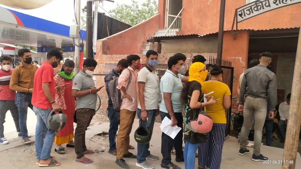 आमेर रोड पर शहरी प्राथमिक चिकित्सा केंद्र के बाहर वैक्सीन लगवाने के लिए लाइन में लगे लोग