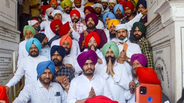 तस्वीर 22 जुलाई की है। पार्टी का प्रदेश अध्यक्ष बनने के बाद सिद्धू ने विधायकों की बैठक बुलाई और उनके साथ ही अमृतसर में गुरुद्वारा साहिब के दर्शन करने पहुंचे थे।