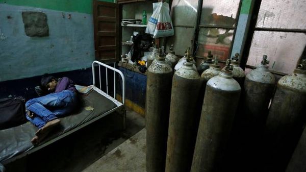 कई स्टील, पेट्रोलियम और उर्वरक कंपनियां अपने व्यवसाय में इस्तेमाल होने वाले ऑक्सीजन सिलेंडरों की आपूर्ति अस्पतालों में भी कर रही हैं।