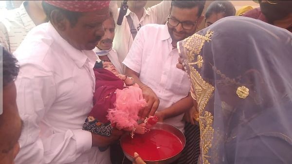घर के प्रवेश द्वार पर बेटी को सिद्धिदात्री देवी के रूप में पूजा जाता था।