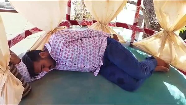 तेज गर्मी में दिन में सो कर आराम करते रतन सिंह।