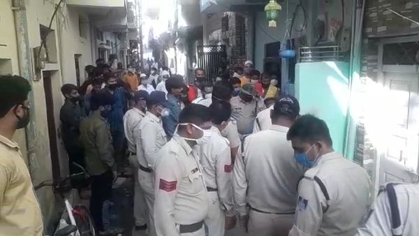 वारदातस्थल पर पुलिस बल तैनात।
