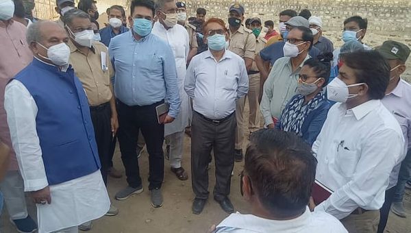 सकिर्ट हाउस पर चर्चा करते केन्द्रीय मंत्री