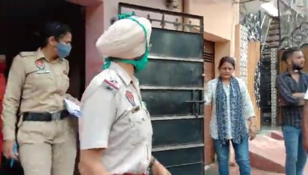 जांच के लिए पहुंचे पुलिसकर्मी।