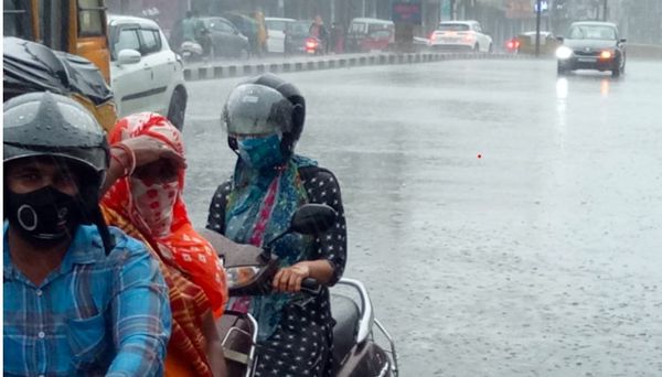 बारिश का पानी सड़क पर भरने से वाहन चालकों को परेशानी हुई।