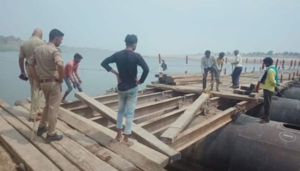 आज, पुलिस ने वहां पहुंचकर हटवाए पुल के गाटर