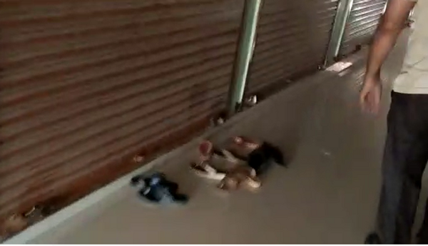 बंद शटर के बाहर उतरे जूता चप्पल।