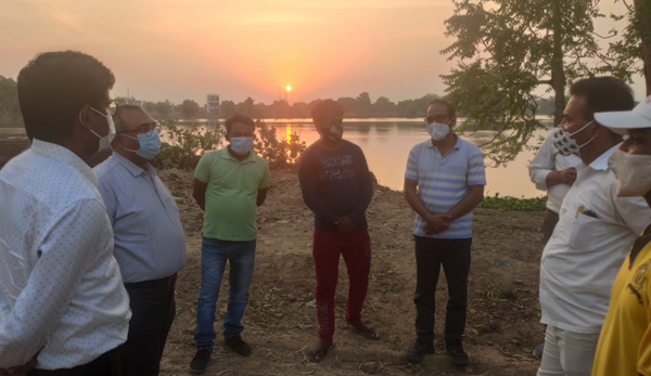 वाटर स्पोर्ट्स सेंटर के लिए जगह का चयन को लेकर चर्चा करते अफसर।