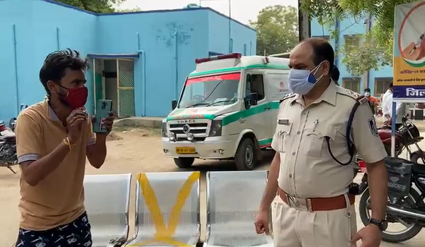 पुलिस के समक्ष अपनी पीड़ा रखता हुआ मृतक का परिजन।