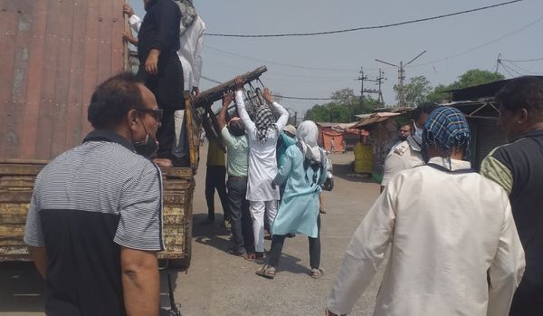 निगम अमले ने मौके से दो ट्रक माल और सामान भी जब्त किया।