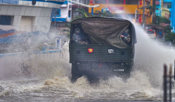 10 Photos Of Destruction । Cyclone Yaas in West Bengal । Odisha Jharkhand Balasore । Purba Medinipur Dhamra Bhadrak | समंदर का पानी घरों में घुसा, हवा ने उखाड़ फेंके सालों पुराने पेड़; ट्रेनों के पहिए थमे 3 बंगाल के पूर्वी मेदिनीपुर जिले को हाई रिस्क एरिया में रखा गया था। दीघा में तेज हवाएं चलने के साथ ही बारिश शुरू हो गई और समुद्र का पानी सड़कों पर आ गया। ऐसे समय आर्मी के जवान लगातार पेट्रोलिंग करते रहे।