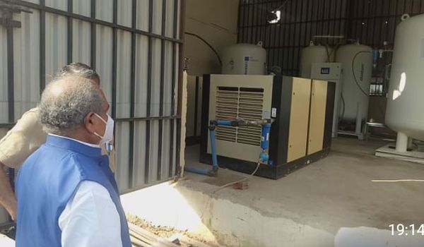 ऑक्सीजन प्लान्ट देखते केन्द्रीय मंत्री