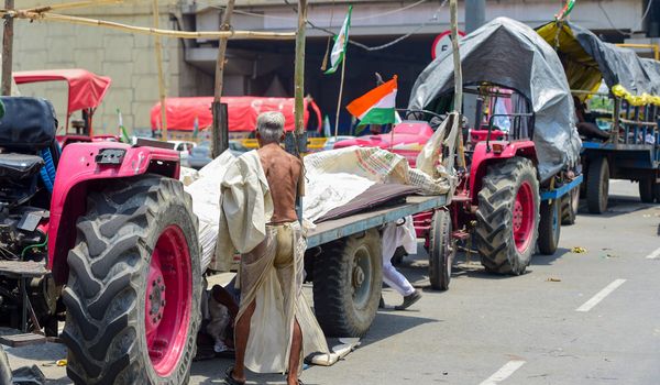 किसान अपने साथ ट्रैक्टर-ट्रॉली साथ लेकर प्रदर्शन स्थल पर पहुंचे हैं।