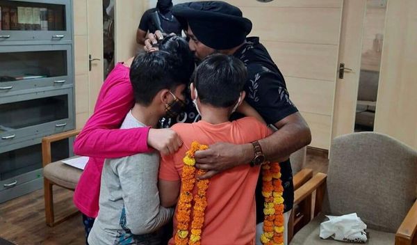 बच्चे पिता लैहंबर हुसैनपुरी के गले लगे हुए