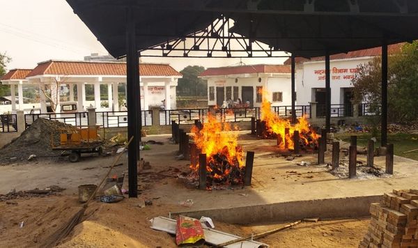 भोपाल का भदभदा विश्राम घाट में जलते शव।