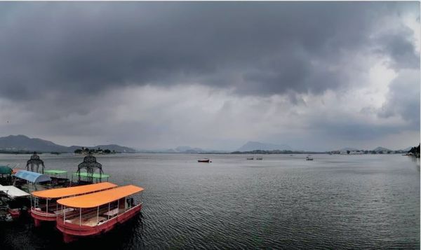 फोटो राजसथान के उदयपुर की है। यहां तेज हवाएं चलने के साथ बूंदाबंदी होने की आशंका है।