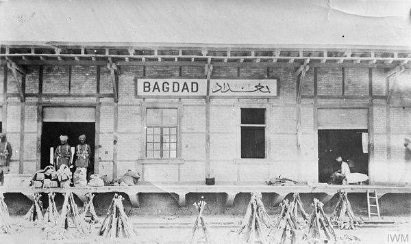 मार्च 1917 में बगदाद पर कब्ज़ा करने के बाद रेलवे स्टेशन की निगरानी कर रहे भारतीय सैनिक (फाइल फोटो)