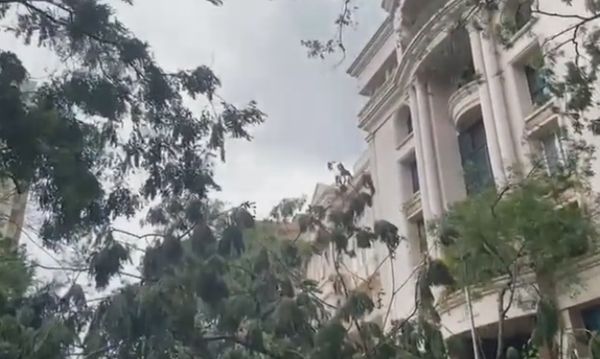 जितेंद्र-एकता कपूर के घर के बाहर गिरा बड़ा पेड़