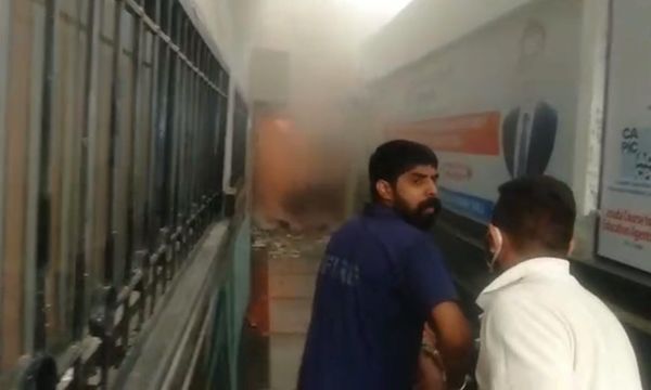 आग बुझाते फायर ब्रिगेड के कर्मचारी।