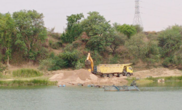 भरसूला में रेत का अवैध उत्खनन होते हुए।