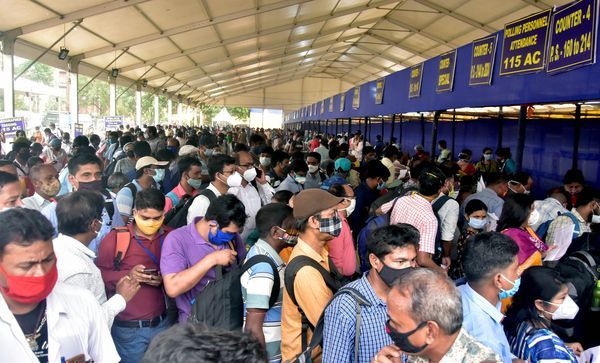 देश में प्रतिदिन लाखों कोरोना मामले सामने आ रहे हैं। फिर भी चुनाव कार्यकर्ताओं को इस भीड़ में चुनाव सामग्री दी जा रही है।