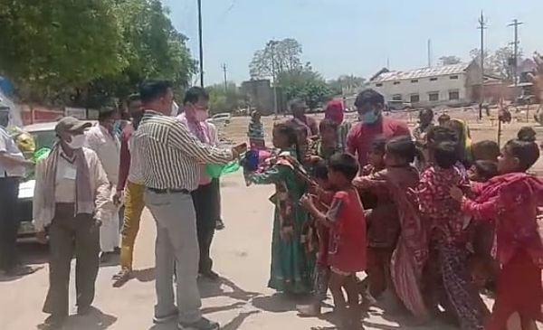 गरीबों को कपड़े बांटते निगमायुुक्त