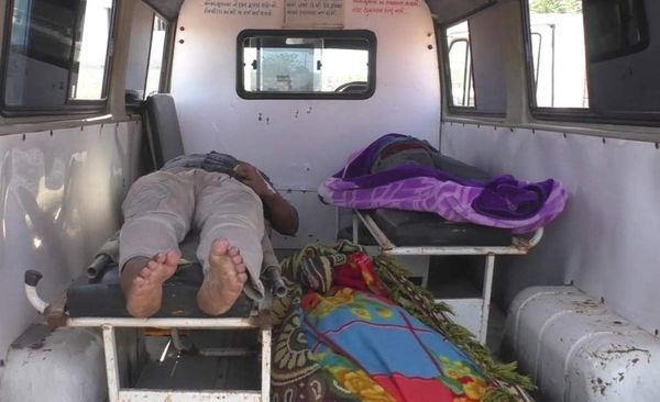घर में शवों के पास ही कीटनाशक की बोतल और तीन गिलास पड़े हुए थे।