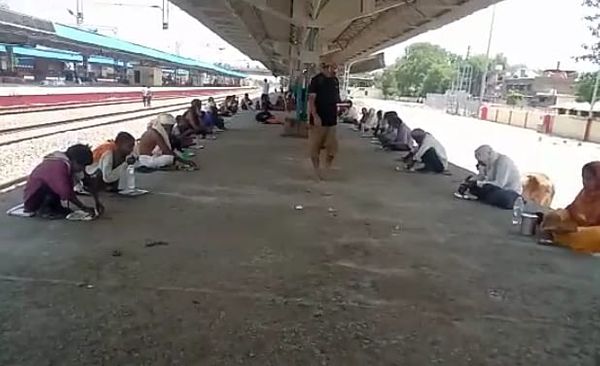 दीनदयाल रसोई द्वारा स्टेशन पर भोजन करते गरीब