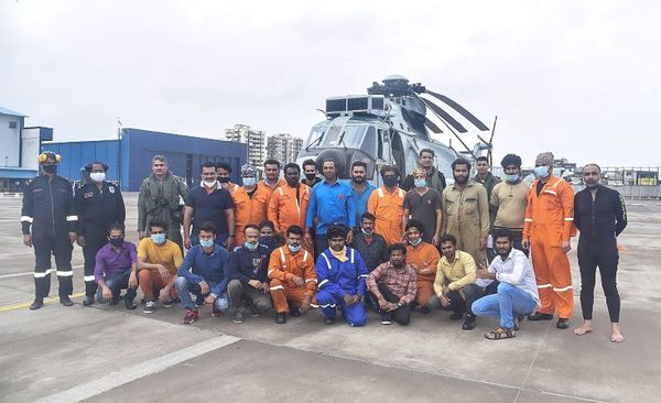 रेस्क्यू किये गए लोगों के साथ नेवी के लोग।