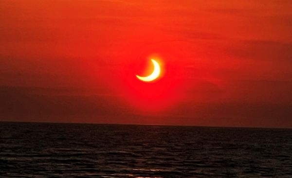 न्यू जर्सी में समुद्र के ऊपर सूर्यग्रहण की दूसरी शानदार तस्वीर।