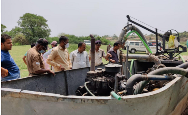 खदान पर कार्रवाई करते हुए।
