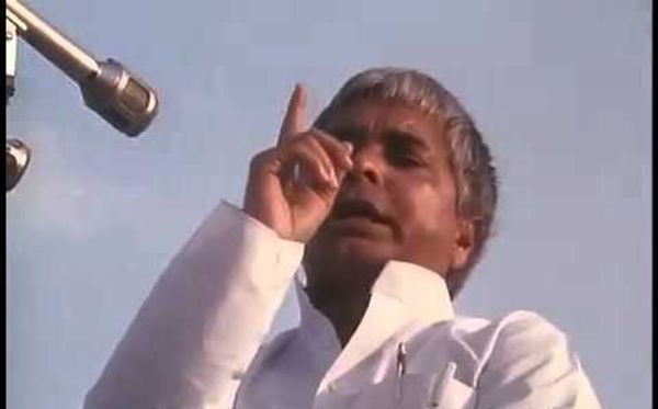 1990 में आडवाणी की रथ यात्रा रोकने से पहले भाषण देते लालू प्रसाद। फाइल फोटो।