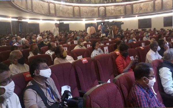राष्ट्रीय संगोष्ठी में उपस्थित शहरवासी।