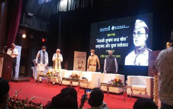 केरल के राज्यपाल आरिफ मोहम्मद खान व केंद्रीय मंत्री प्रहलाद सिंह पटेल।