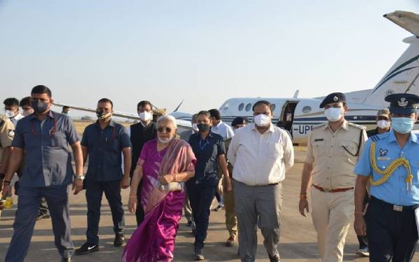 राज्यपाल आनंदीबेन पटेल जबलपुर पहुंचीं। कल राष्ट्रपति की अगवानी करेंगी।