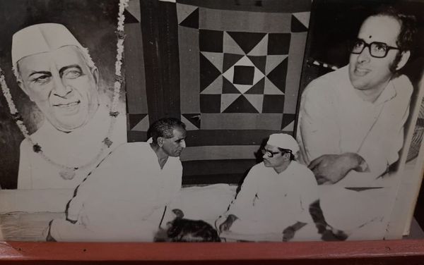 80 के दशक में कांग्रेस की एक बैठक में वरिष्ठ कांग्रेस नेता रामनारायण चौधरी और जगन्नाथ पहाड़िया।