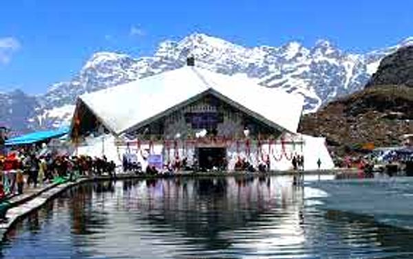 उत्तराखंड के चमौली जिले में 15 हजार 200 फीट की उंचाई पर गुरुघर है।