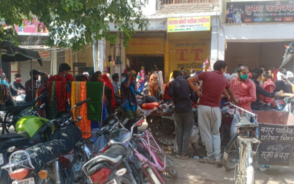 भिंड के सदर बाजार में कोरोना कर्फ्यू के बीच उमड़ी ग्राहकों की भीड़।