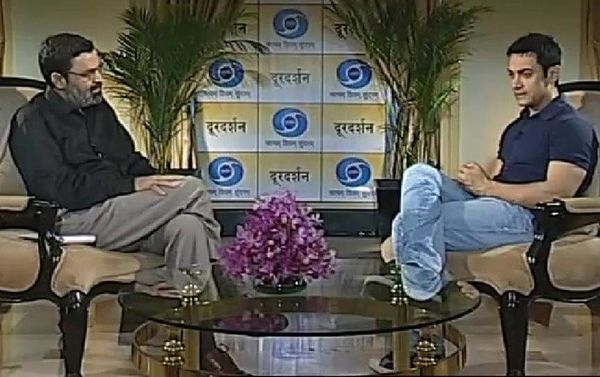 दूरदर्शन के एक कार्यक्रम में आमिर खान से बात करते हुए।