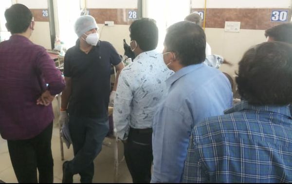 ठेकेदार के साथ ऑक्सीजन चेक करते डॉ. धर्मेन्द्र गुप्ता( आरएमओ)